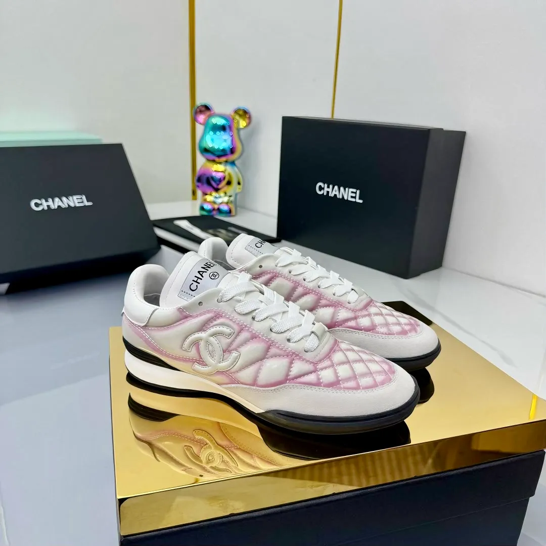 👟👟Ex-factory price 640👟👟 Top version Chanel Chanel - 2025 counter top casual sports shoes This sneaker is a classic design; the upper is electro-embroidered with a variety of techniques; the outsole is fashionable and sporty; it is unusual to incorporate a variety of color matching elements... The diversified mix and match is very beautiful and versatile, and can be used for leisure, fashion, sports and outdoor... ꫛꫀꪝ Go➫ Material: ❶The upper is made of: original cowhide ❷The inner lining is made of: original imported sheepskin ❸The outsole is based on: original TPU combination outsole Full set of boutique packaging for women 35–41 👉